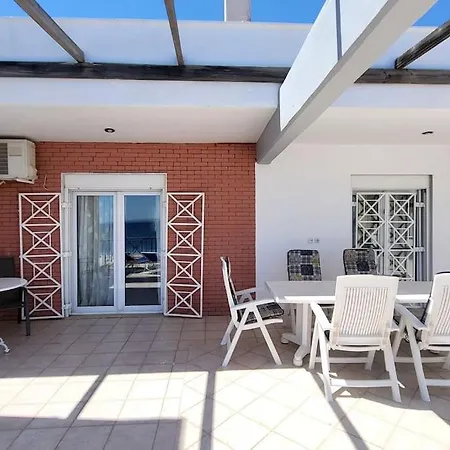 Seassy's Beachfront Apt N Potidea Lejlighed