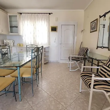 Seassy's Beachfront Apt N Potidea Lejlighed